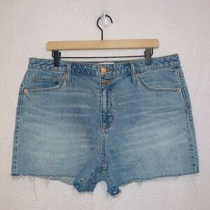 Universal Thread Light Wash Denim High Waisted Vintage Midi Shorts size 16/33